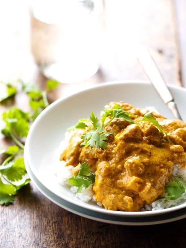 Chicken Shahi Korma - so simple and RIDICULOUSLY good. Chicken, paneer, cashews, and golden raisins all in a creamy, spicy sauce. 400 calories. | pinchofyum.com