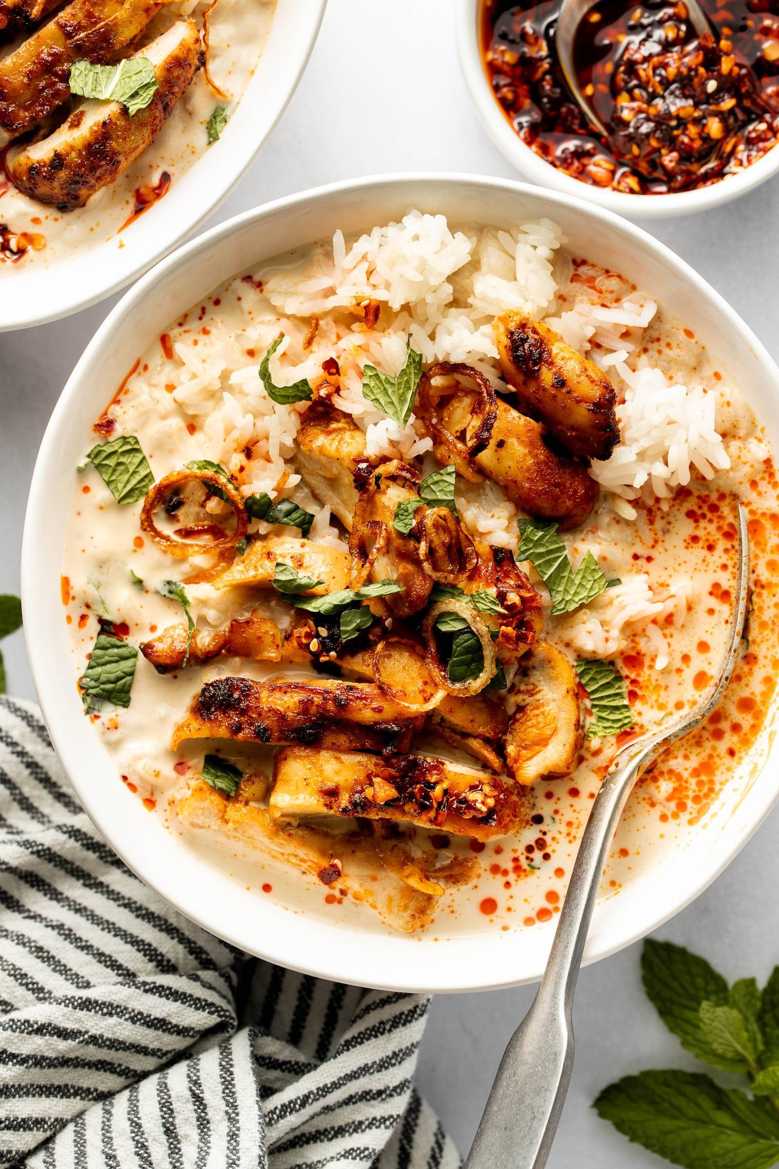Lemongrass bowls with chicken and rice.